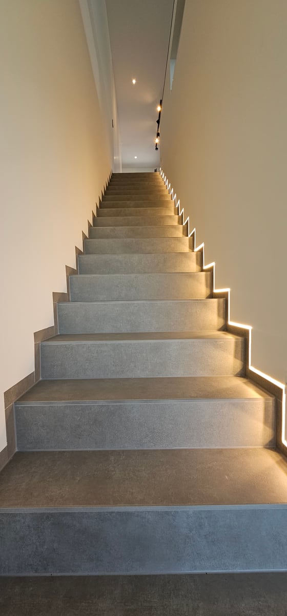 LED-Lichtlinie entlang einer modernen Treppe