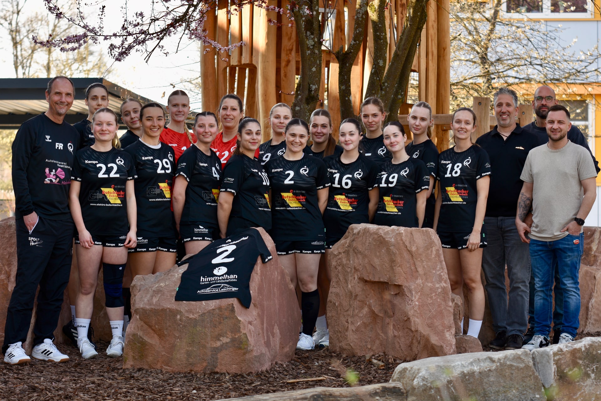 Spielerinnen und Unterstützer der SG Schwarzbachtal beim Trikotsponsoring 2025