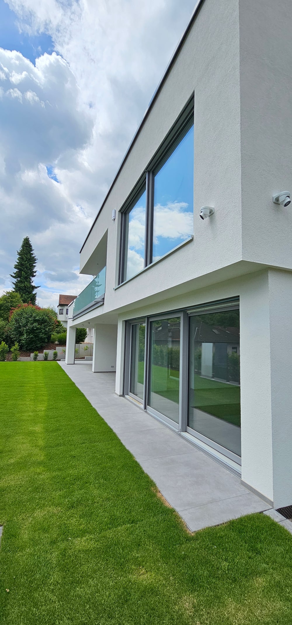 Modernes Wohnhaus mit zwei installierten Außenkameras